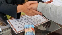 Zakat adalah bagian tertentu dari harta yang wajib dikeluarkan oleh setiap Muslim yang mampu (memenuhi syarat nisab dan haul) untuk diberikan kepada golongan yang berhak menerimanya (asnaf), sebagai wujud ketaatan kepada Allah SWT, menyucikan jiwa, dan membersihkan harta. Foto: ANTARA FOTO/Raisan Al Farisi