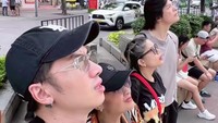 Selain menyeberang jalan, Rafael dan keluarga juga dibuat heran dengan bangunan sebuah apartemen di Vietnam. Foto: Instagram @rafaell_16