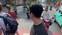 Ayo kak lu jangan takut-takut. Maju Kak tuh bareng manusia ini, kata seseorang yang merekam Rafael saat menyeberang. Foto: Instagram @rafaell_16