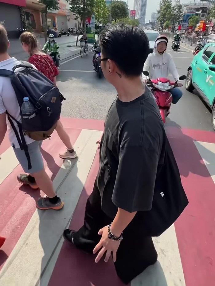 Ketika Rafael Tan Uji Nyali Menyeberang Jalan di Vietnam