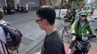 Rafael tampak sangat tegang melihat laju kendaraan yang gak mau berhenti. Foto: Instagram @rafaell_16