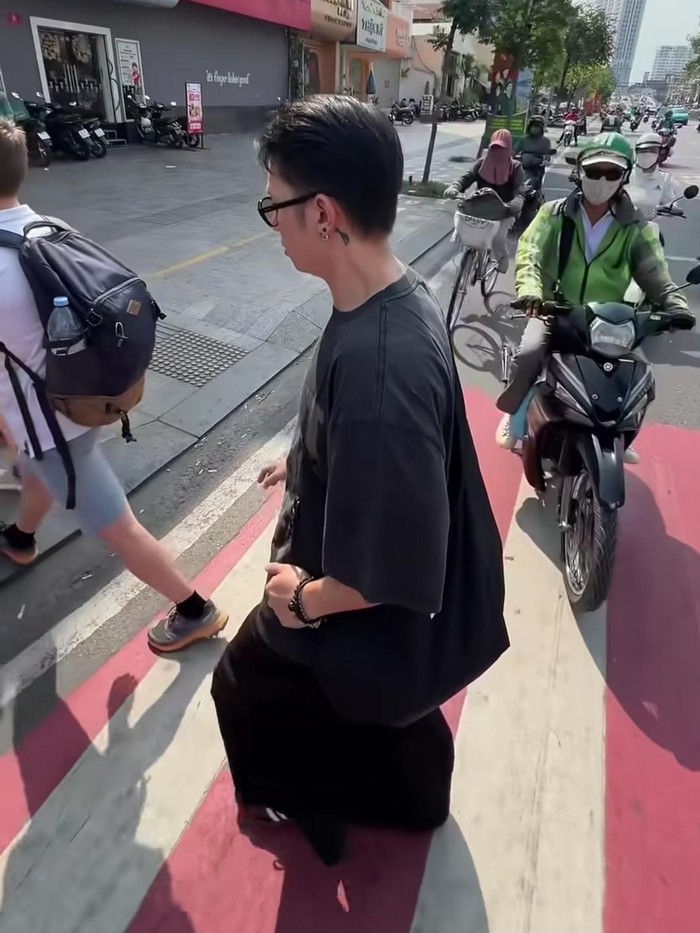 Ketika Rafael Tan Uji Nyali Menyeberang Jalan di Vietnam