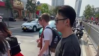 Dilihat dari unggahannya, Minggu (15/3/2026), Rafael awalnya ragu untuk menyeberang meski berada di zebra cross. Hal itu dikarenakan tidak ada kendaraan yang berhenti alias jalan terus, walapun ada orang-orang yang menyeberang jalan. Foto: Instagram @rafaell_16
