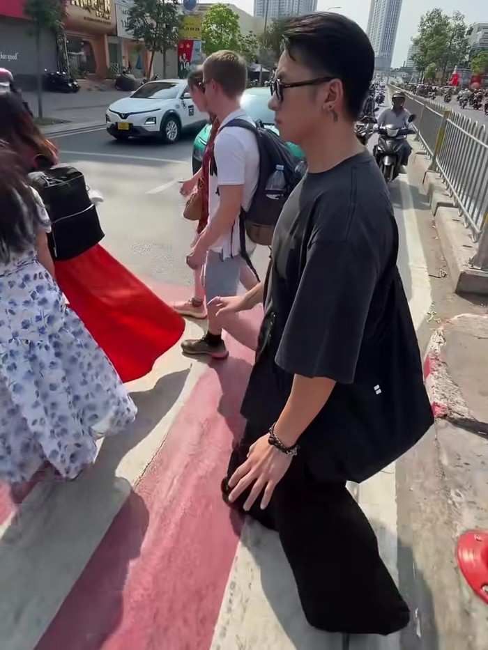 Ketika Rafael Tan Uji Nyali Menyeberang Jalan di Vietnam