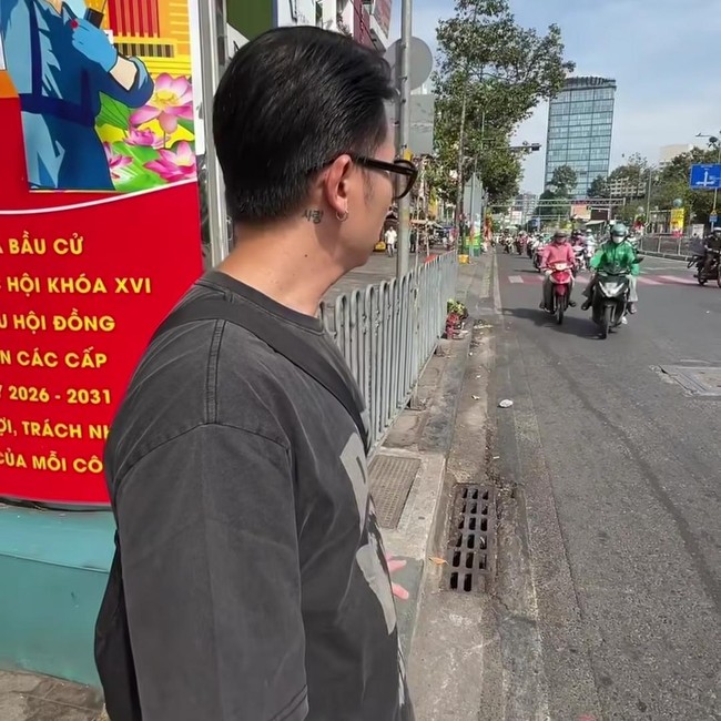 Ketika Rafael Tan Uji Nyali Menyeberang Jalan di Vietnam