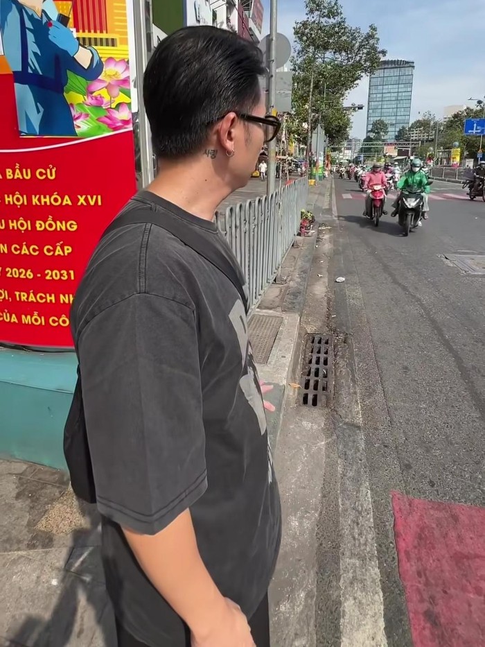 Ketika Rafael Tan Uji Nyali Menyeberang Jalan di Vietnam