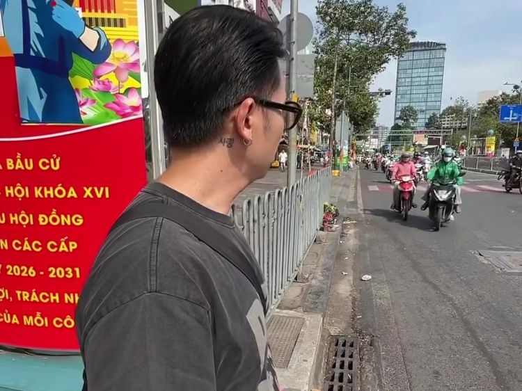 Ketika Rafael Tan Uji Nyali Menyeberang Jalan di Vietnam