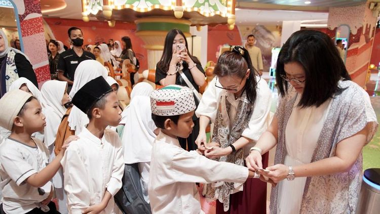 Ramadan di Mal, Ngabuburit dan Berbagi Bersama Anak Yatim