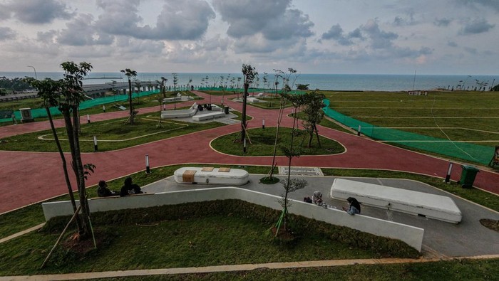 Foto udara sejumlah pemudik beristirahat di rest area Kawasan Ekonomi Khusus (KEK) Industropolis Batang, Kabupaten Batang, Jawa Tengah, Sabtu (14/3/2026). PT Kawasan Industri Terpadu Batang (KITB) menghadirkan rest area di kawasan industri yang menyuguhkan kuliner UMKM dan panorama laut yang dapat digunakan pemudik untuk beristirahat. ANTARA FOTO/Harviyan Perdana Putra/hma/tom.
