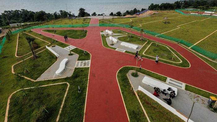 Foto udara sejumlah pemudik beristirahat di rest area Kawasan Ekonomi Khusus (KEK) Industropolis Batang, Kabupaten Batang, Jawa Tengah, Sabtu (14/3/2026). PT Kawasan Industri Terpadu Batang (KITB) menghadirkan rest area di kawasan industri yang menyuguhkan kuliner UMKM dan panorama laut yang dapat digunakan pemudik untuk beristirahat. ANTARA FOTO/Harviyan Perdana Putra/hma/tom.