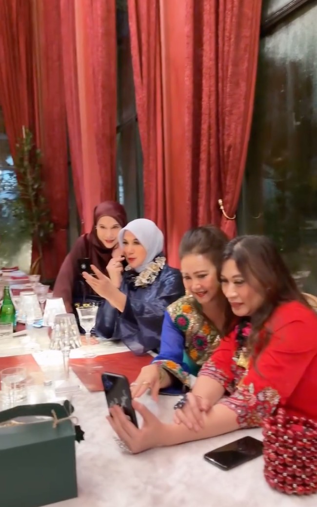 Penampilan Marini Zumarnis juga tak kalah curi atensi. Kenakan busana berwarna navy dipadukan hijab senada, Marini terlihat cantik dan awet muda. Foto: Instagram/@rieta_amilia