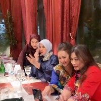 Penampilan Marini Zumarnis juga tak kalah curi atensi. Kenakan busana berwarna navy dipadukan hijab senada, Marini terlihat cantik dan awet muda. Foto: Instagram/@rieta_amilia