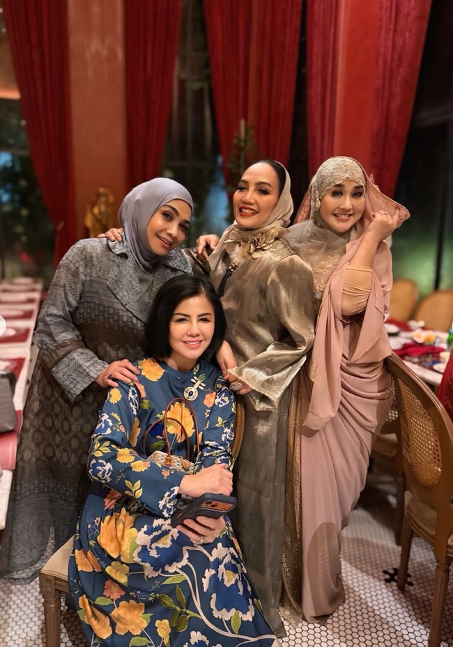 Paramitha Rusady juga tampak hadir dan memilih mengenakan busana berwarna nude. Penampilannya semakin santun dengan hijab yang membungkus kepalanya. Foto: Instagram/@rieta_amilia