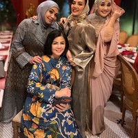 Paramitha Rusady juga tampak hadir dan memilih mengenakan busana berwarna nude. Penampilannya semakin santun dengan hijab yang membungkus kepalanya. Foto: Instagram/@rieta_amilia
