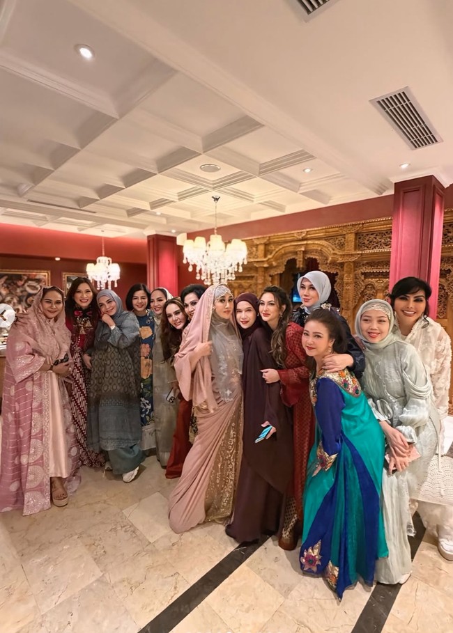 Dari sekian banyak artis yang hadir, salah satu yang paling mencuri atensi ialah Diana Pungky. Meski sudah berusia 51 tahun, namun pesona kecantikan Diana masih begitu memikat. Foto: Instagram/@rieta_amilia