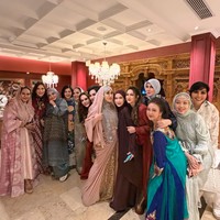 Dari sekian banyak artis yang hadir, salah satu yang paling mencuri atensi ialah Diana Pungky. Meski sudah berusia 51 tahun, namun pesona kecantikan Diana masih begitu memikat. Foto: Instagram/@rieta_amilia