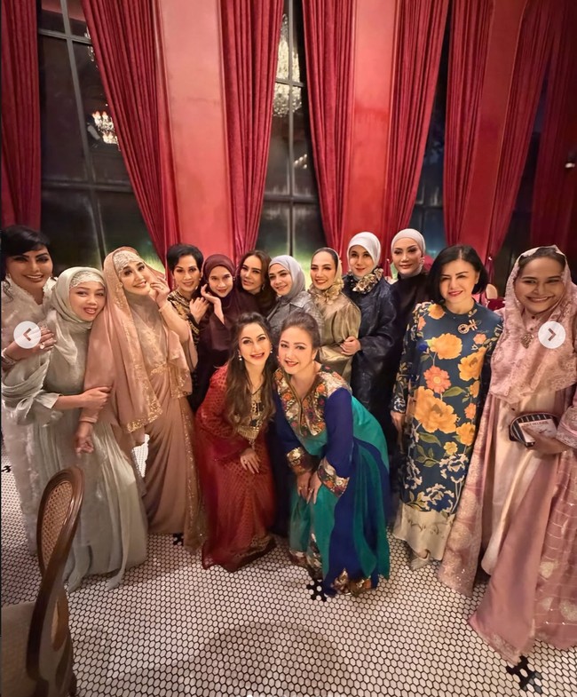 Tampil kompak, para artis tersebut tampak mengenakan busana longgar yang tertutup. Ibunda Nagita Slavina, Rieta Amilia, juga terlihat hadir. Ia memilih busana bernuansa abu-abu dan coklat. Foto: Instagram/@rieta_amilia