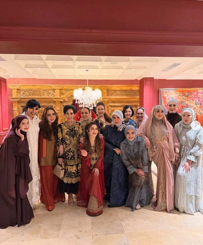 Para artis lawas tanah air terlihat kembali berkumpul untuk mengadakan acara buka bersama. Marini Zumarnis, Paramitha Rusady, hingga Diana Pungky tampak hadir dan berpose bersama. Foto: Instagram/@rieta_amilia