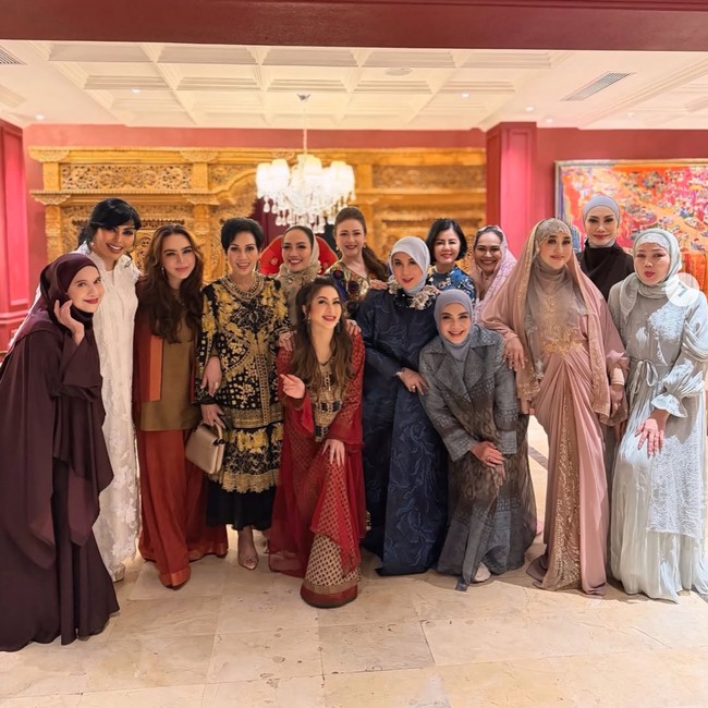 Foto Diana Pungky yang Curi Atensi Bukber Bareng Artis Lawas, Cantiknya Awet