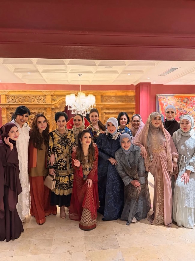 Foto Diana Pungky yang Curi Atensi Bukber Bareng Artis Lawas, Cantiknya Awet