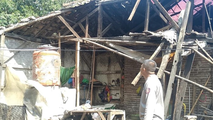 Rumah rusak akibat gempa di Sukabumi