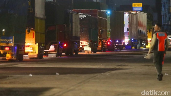 Truk logistik mengantre memasuki area Pelabuhan Ciwandan, Minggu (15/3/2026) dini hari, sebelum menyeberang menuju Pelabuhan Bakauheni.