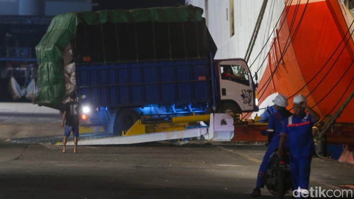 Saat 'Transformers' Ikut Mudik di Pelabuhan Ciwandan Truk logistik mengantre memasuki area Pelabuhan Ciwandan, Minggu (15/3/2026) dini hari, sebelum menyeberang menuju Pelabuhan Bakauheni.