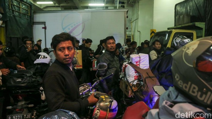 Truk logistik mengantre memasuki area Pelabuhan Ciwandan, Minggu (15/3/2026) dini hari, sebelum menyeberang menuju Pelabuhan Bakauheni.