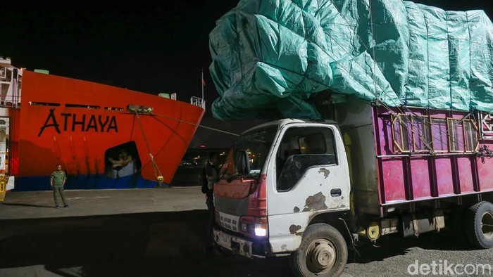 Saat 'Transformers' Ikut Mudik di Pelabuhan Ciwandan Truk logistik mengantre memasuki area Pelabuhan Ciwandan, Minggu (15/3/2026) dini hari, sebelum menyeberang menuju Pelabuhan Bakauheni.