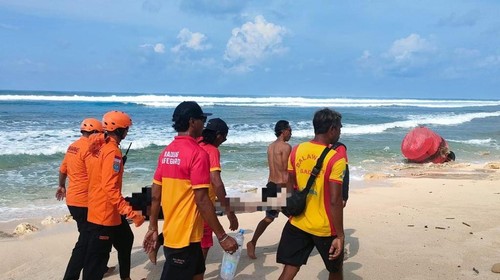 SAR Denpasar mengevakuasi Jenazah WNA Inggris yang ditemukan di Pantai Nyang Nyang pada Minggu (15/3/2026). (Dok. Basarnas Denpasar)
