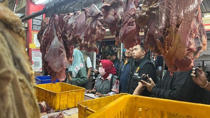 Satgas pangan Mojokerto saat sidak di pasar