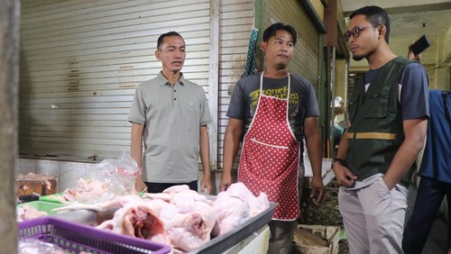 Salah satu pedagang ayam yang dimonitoring, Minggu (15/3/2026).