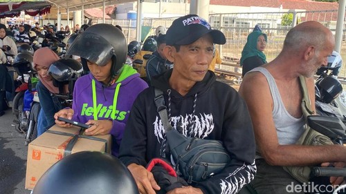 Sawaludin saat ditemui di Pelabuhan Padangbai, Karangasem, Bali saat antre menunggu kapal untuk menyeberang, Minggu (15/3/2026) (foto: I Wayan Selamat Juniasa)