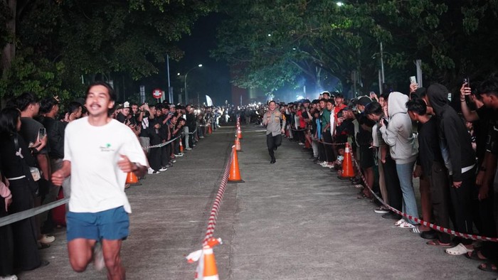 Sejumlah muda-mudi menggelar lomba lari tengah malam hingga menjelang sahur di area Stadion Pakansari, Kecamatan Cibinong, Bogor. (dok. ist)