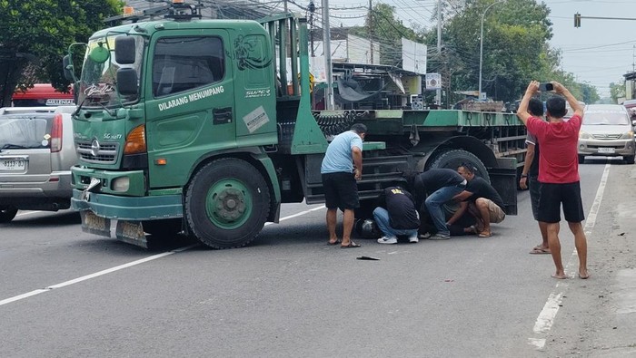 Sopir trailer di Bojonegoro dimassa usai tabrak pemotor hingga luka-luka.