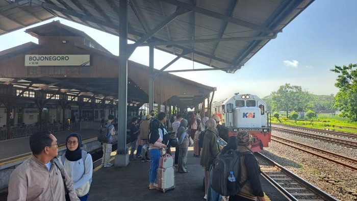 Suasana Stasiun Bojonegoro saat arus mudik 2026