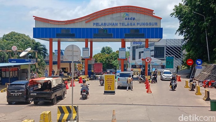 Suasana antrean kendaraan di Pelabuhan Telaga Punggur, Batam, pada periode mudik Lebaran 2026. (Alamudin/detikcom)