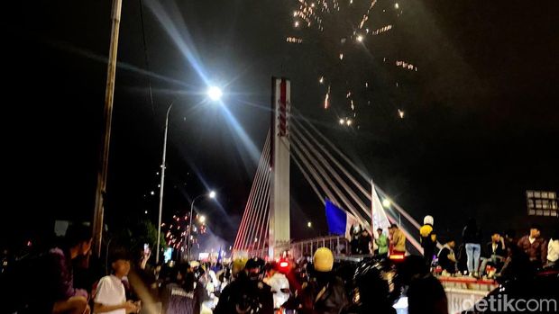 Suasana perayaan HUT Persib di Flyover Pasupati.