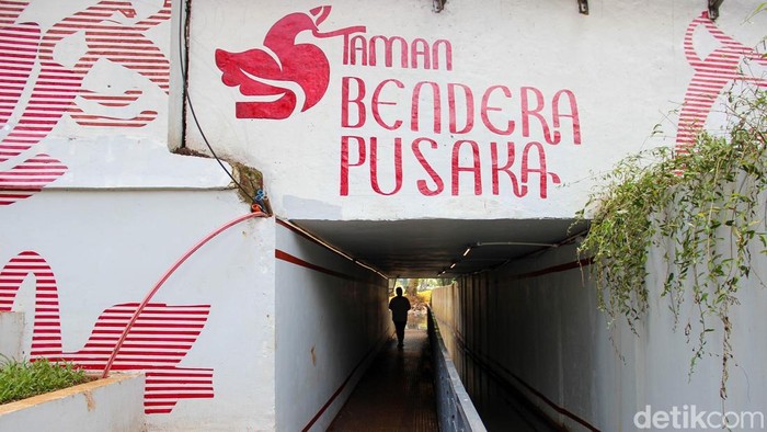 Warga berolahraga di Taman Bendera Pusaka yang kini dibuka selama 24 jam untuk masyarakat, Minggu (15/3/2026).