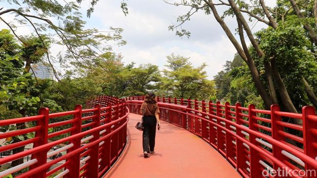 Warga berolahraga di Taman Bendera Pusaka yang kini dibuka selama 24 jam untuk masyarakat, Minggu (15/3/2026).