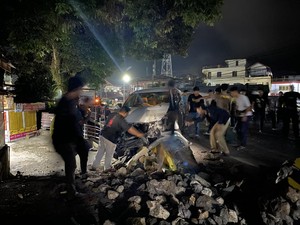 Pemobil Diduga Mabuk Tabrak Pembatas Jalan di Depan RS Fatima Tana Toraja