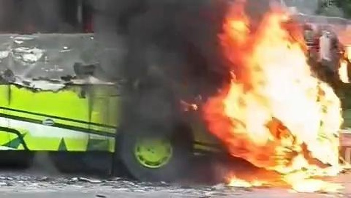 Tangkapan layar bus terbakar di Tol Cipali