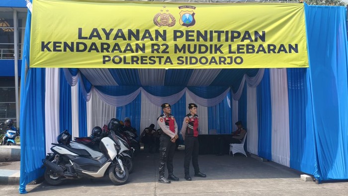 Tempat layanan penitipan motor bagi warga yang mudik Lebaran di Terminal Purabaya.