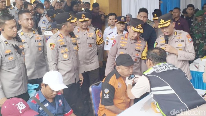 Kapolri Meninjau tes alkohol pada pramudi angkutan mudik Lebaran 2026