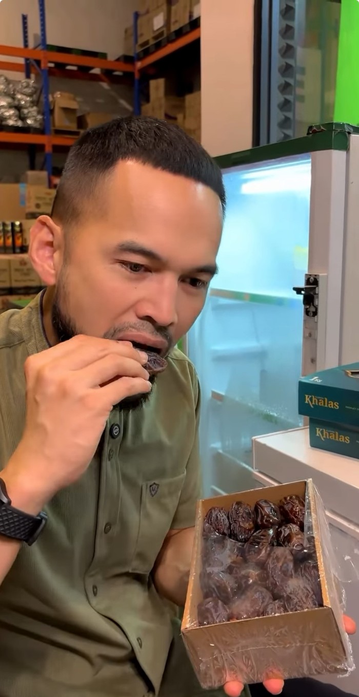 Teuku Wisnu Buka Puasa di Masjidil Haram, Ini Menu Spesialnya