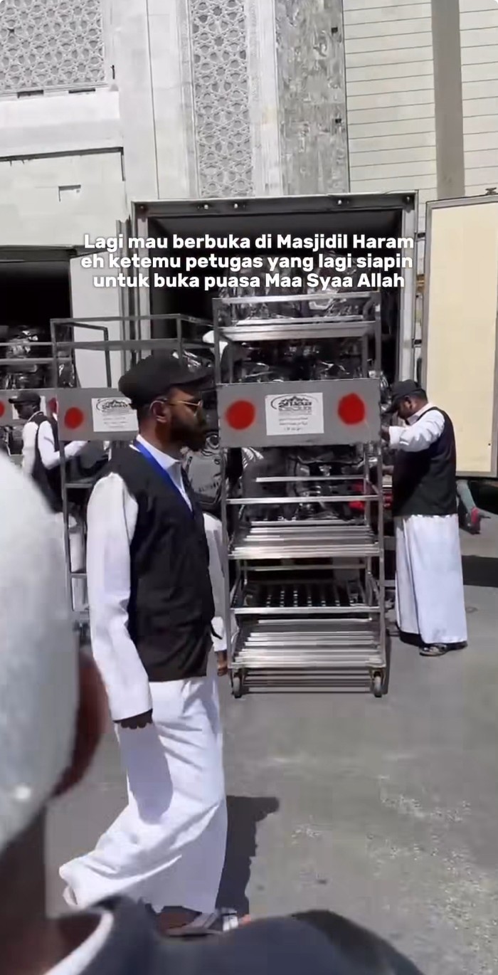 Teuku Wisnu Buka Puasa di Masjidil Haram, Ini Menu Spesialnya