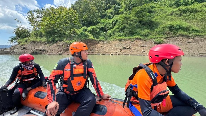 Tim SAR melakukan pencarian warga yang hilang saat memancing di Bendungan Tugu, Trenggalek.