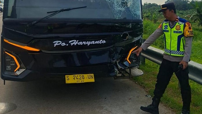 Satu unit bus menabrak 5 mobil pemudik di jalan tol KM 361+600 jalur A, wilayah Desa Gondang, Kecamatan Subah, Kabupaten Batang, Minggu (15/3/2026) sore.