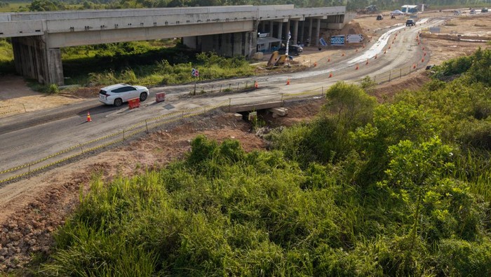 Foto udara pemudik melintasi Jalan Tol Trans Sumatera (JTTS) ruas Palembang-Betung seksi Palembang-Pangkalan Balai yang dioperasikan secara fungsional di kramasan, Kertapati, Palembang, Sumatera Selatan, Jumat (13/3/2026). Jalan tol sepanjang sekitar 53,2 kilometer itu dioperasikan secara fungsional sejak 13-29 Maret 2026 dan dibuka pukul 07.00 WIB sampai dengan 17.00 WIB untuk memperlancar arus lalu lintas, mengurangi potensi kepadatan kendaraan, dan menyediakan alternatif perjalanan yang lebih aman, nyaman serta efisien bagi pemudik. ANTARA FOTO/Nova Wahyudi/nym.