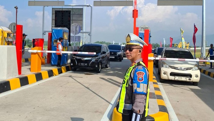 Kanit PJR Jatim V, AKP Roni Faslah saat mengecek di Tol Fungsional Gate Situbondo Barat ruas Prosiwangi